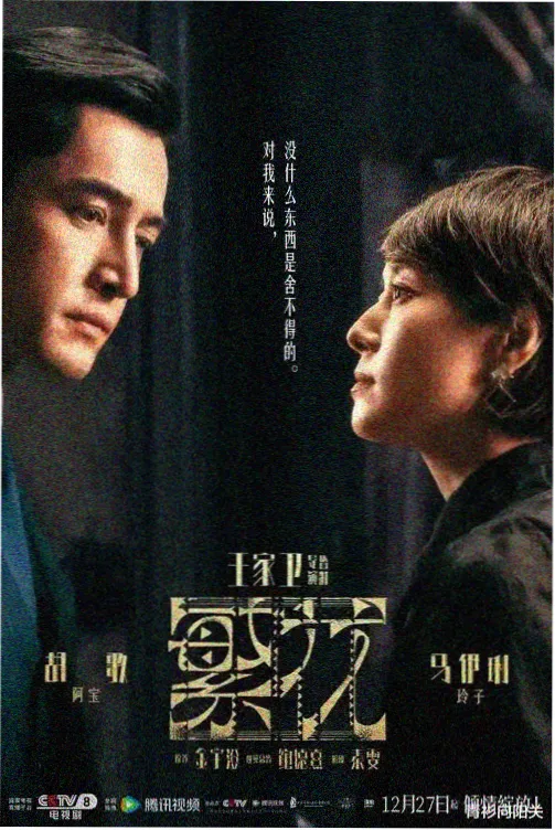 深紫色调下茶瀑布落杯翻沫的盏面近景图